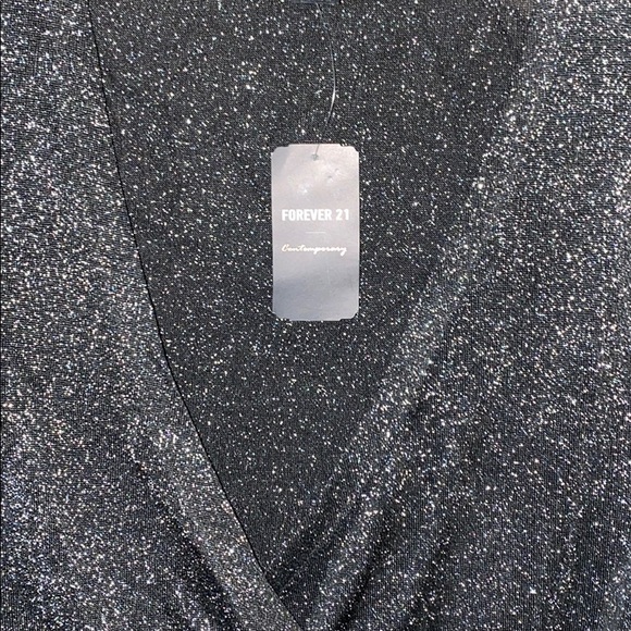 NWT Black & Sliver Forever 21 V-Neck Mid Crop Top - Picture 3 of 7